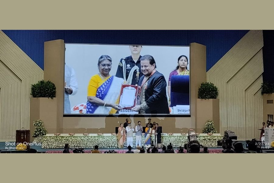 Bhajan Samrat Anup Jalota receives Sangeet Natak Akademi Award from President Murmu