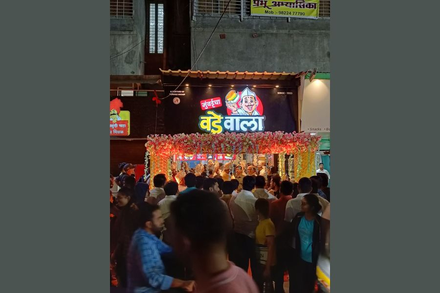 Authentic Mumbai traditional vada pav filled with high quality has now entered the city of Pune – Mumbaicha Vadewala