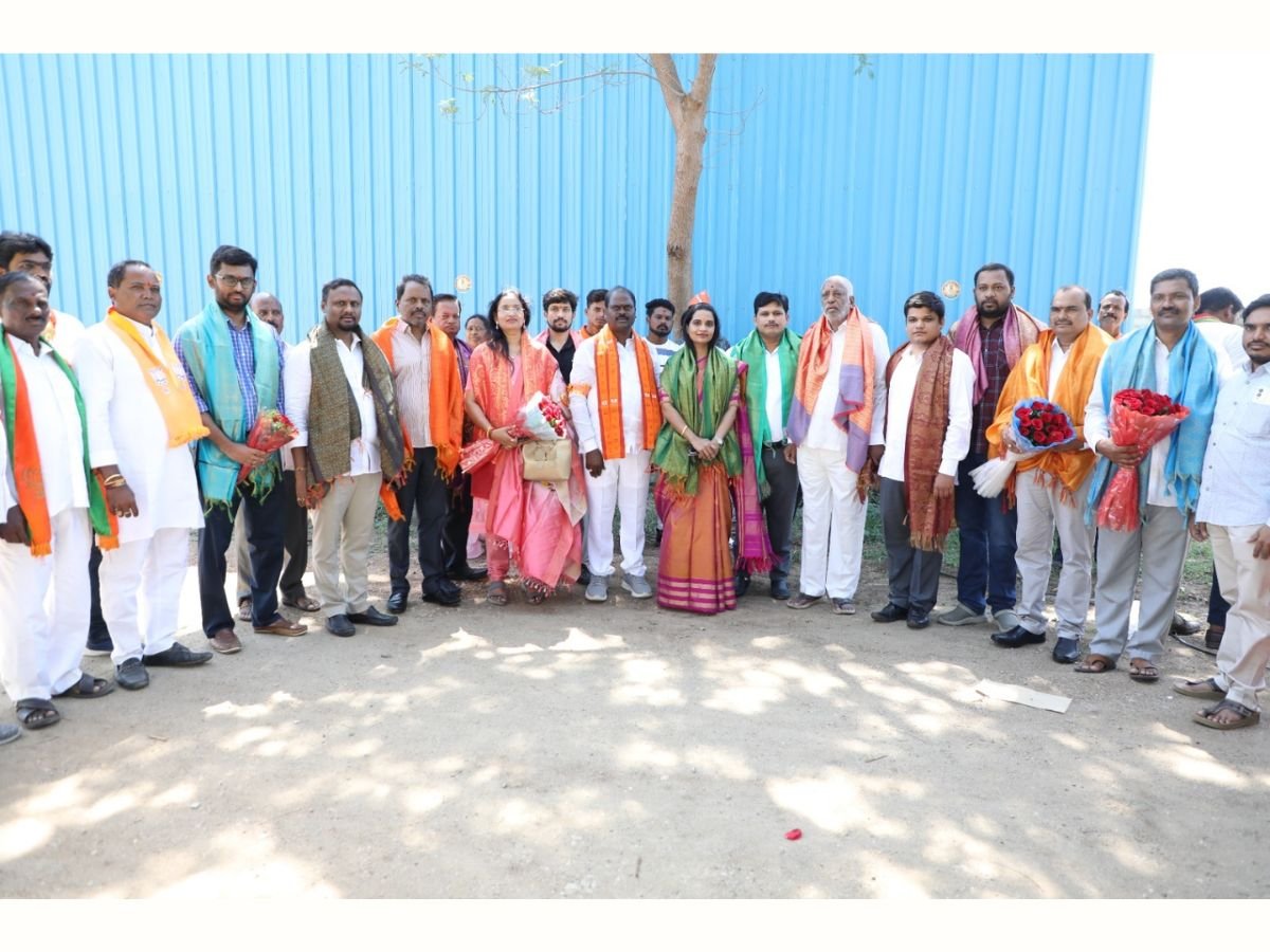 Andela Sriramulu Yadav Honors Doctors on 10th Day of Gadapa Gadapaku BJP Bharosha Yatra Celebrating Doctors’ Day