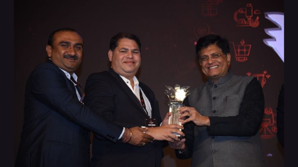Gujarat Logistics Emerges As National Winner In Logistics Company Of The Year At Leaders Of Tomorrow Awards - Piyush Goyal presented the leaders of tomorrow award trophy to Mr. Deepak Thacker and Mr. Rajesh Madhvi, Partners of Gujarat Logistics - PNN Digital