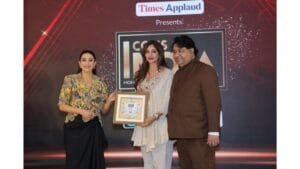 Anita More Felicitated by Karishma Kapoor at Times Applauds Icons of India Event for Pioneering in Beauty Industry