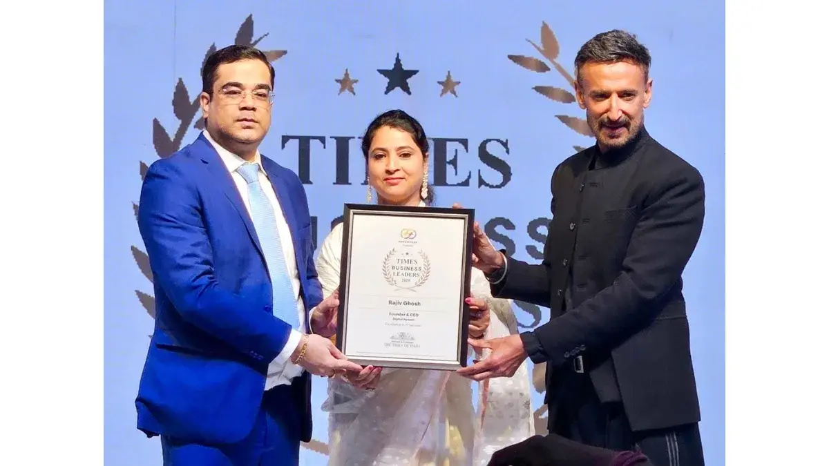 Rajiv Ghosh and his wife Shrabanti Ghosh felicitated by Rahul Dev at the Times Business Leaders Awards 2025 event in Gurugram - PNN