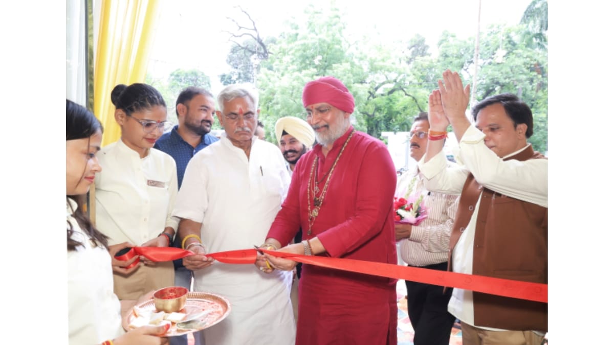Mr. Manish Grover and Religious Guru Maharaj Kapil Puri inaugurates GemLab store with a ceremonial ribbon-cutting, officially opening the doors to a premium collection of natural gemstones.