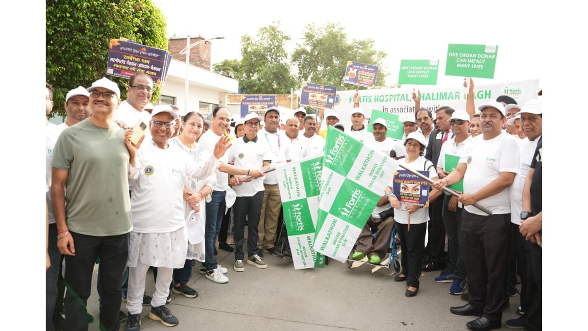 Dr Naresh Kumar Goyal, Principal Director & HOD, Cardiology & Heart Failure Programme, Fortis Hospital – Shalimar Bagh flagging of the Marathon - PNN
