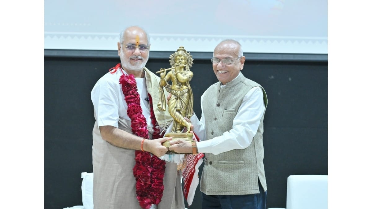 Spiritual Luminary Pujya Bhaishree Rameshbhai Oza inspires students at NFSU Spiritual-PNN